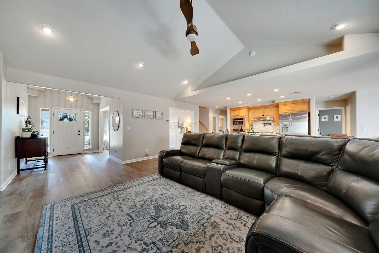 Detail Gallery Image 9 of 34 For 1055 Diamante Robles Ct, Diamond Springs,  CA 95619 - 3 Beds | 2/1 Baths