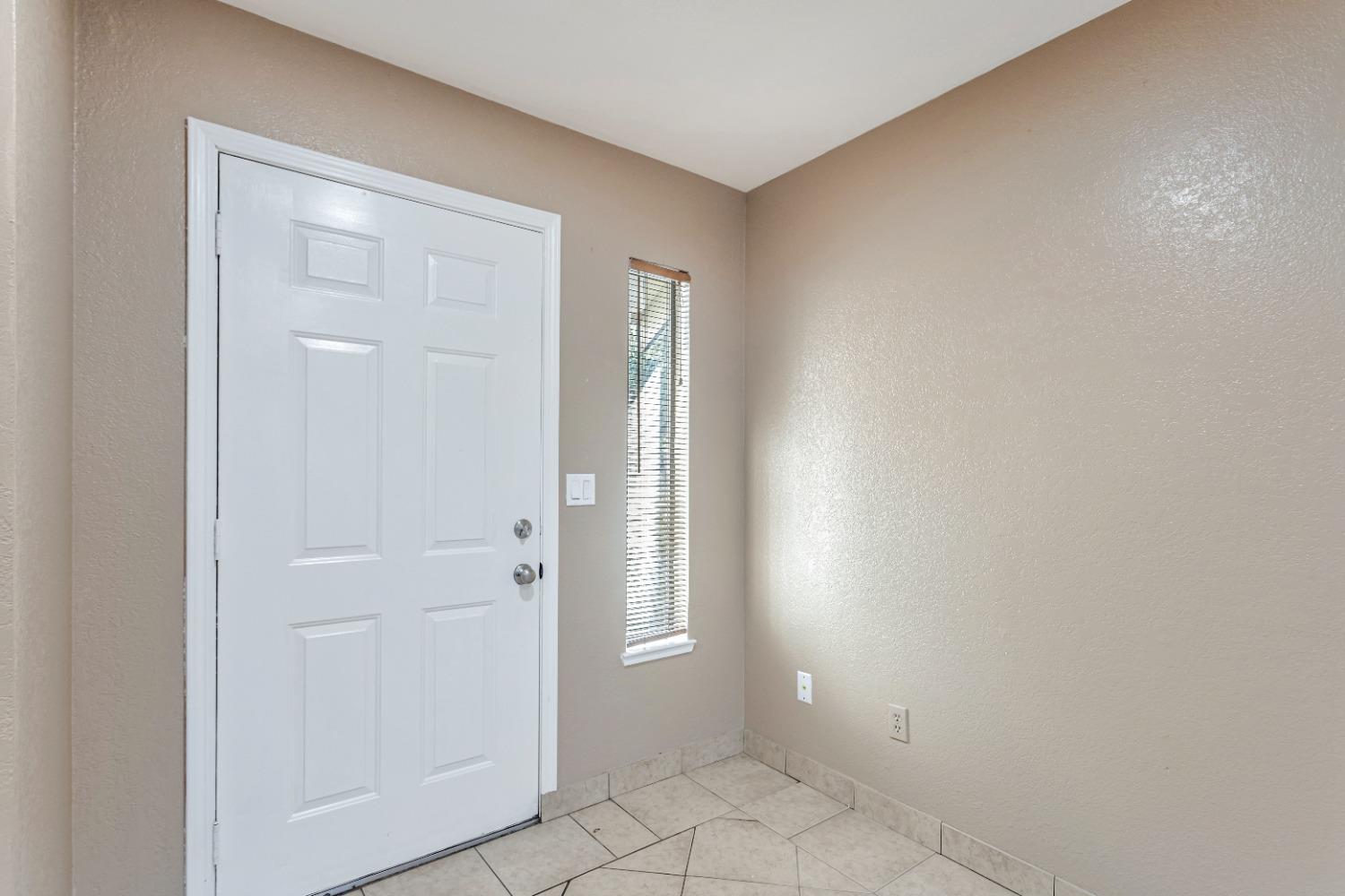 Detail Gallery Image 4 of 56 For 801 Nash #D5,  Hollister,  CA 95023 - 3 Beds | 1/1 Baths