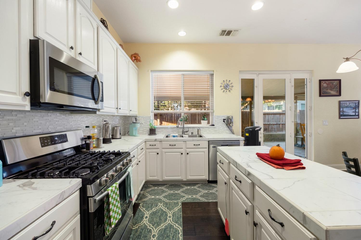 Detail Gallery Image 12 of 51 For 395 Geranium Cir, Galt,  CA 95632 - 4 Beds | 3/1 Baths