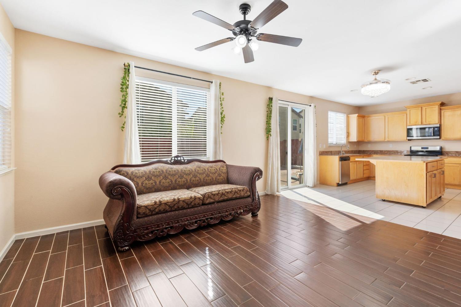 Detail Gallery Image 9 of 30 For 191 Caravaggio Cir, Sacramento,  CA 95835 - 3 Beds | 2/1 Baths