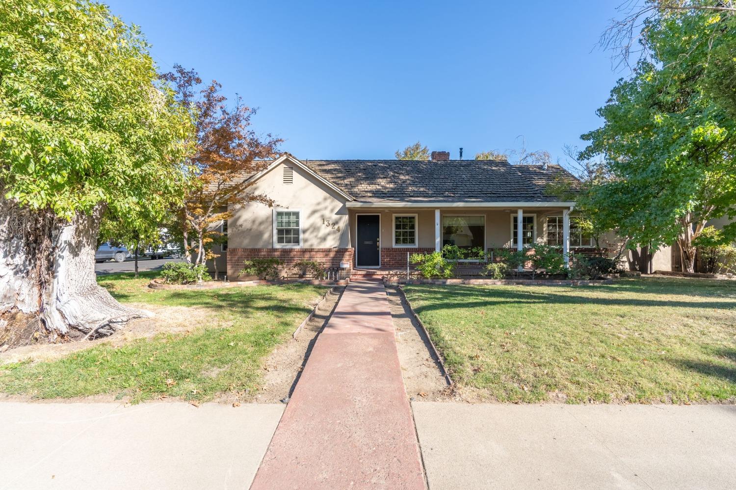 Detail Gallery Image 1 of 34 For 1324 Enslen Ave, Modesto,  CA 95350 - 3 Beds | 2 Baths