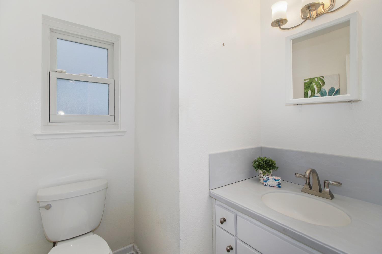 Detail Gallery Image 37 of 55 For 63 Lakeshore Cir, Sacramento,  CA 95831 - 3 Beds | 2/1 Baths