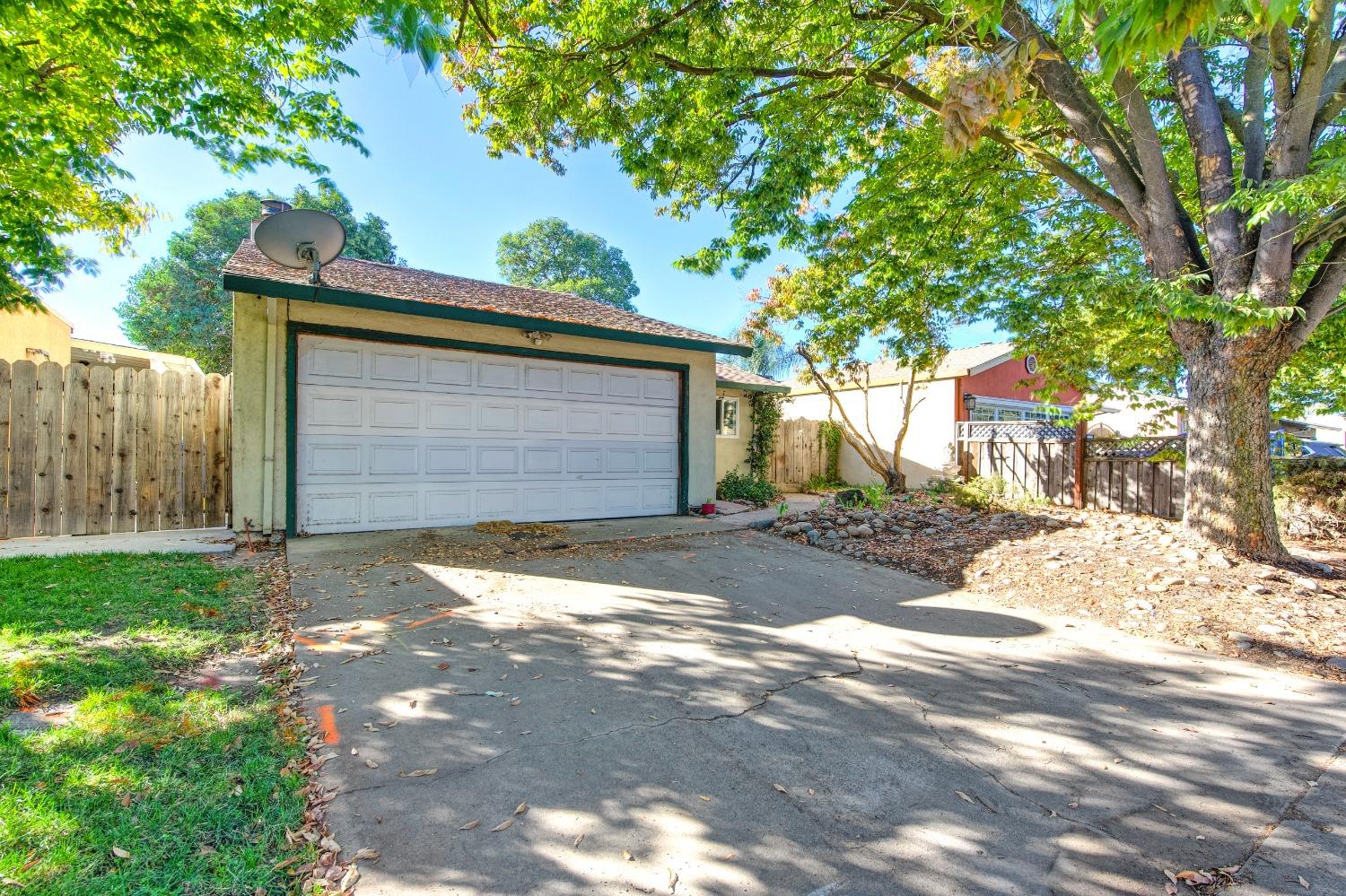 Detail Gallery Image 2 of 32 For 2433 Nancy Ln, Modesto,  CA 95350 - 2 Beds | 2 Baths