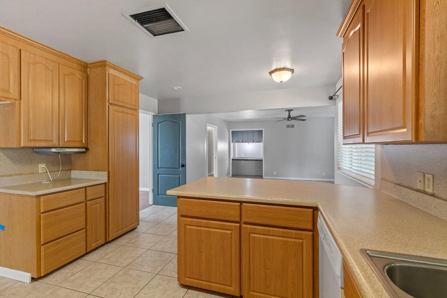 Detail Gallery Image 10 of 39 For 500 Fir Ct, Ripon,  CA 95366 - 3 Beds | 2 Baths