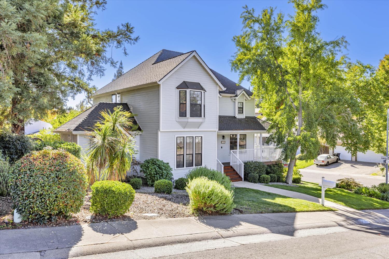 Detail Gallery Image 2 of 39 For 7900 Meadowridge Ct, Fair Oaks,  CA 95628 - 4 Beds | 2/1 Baths