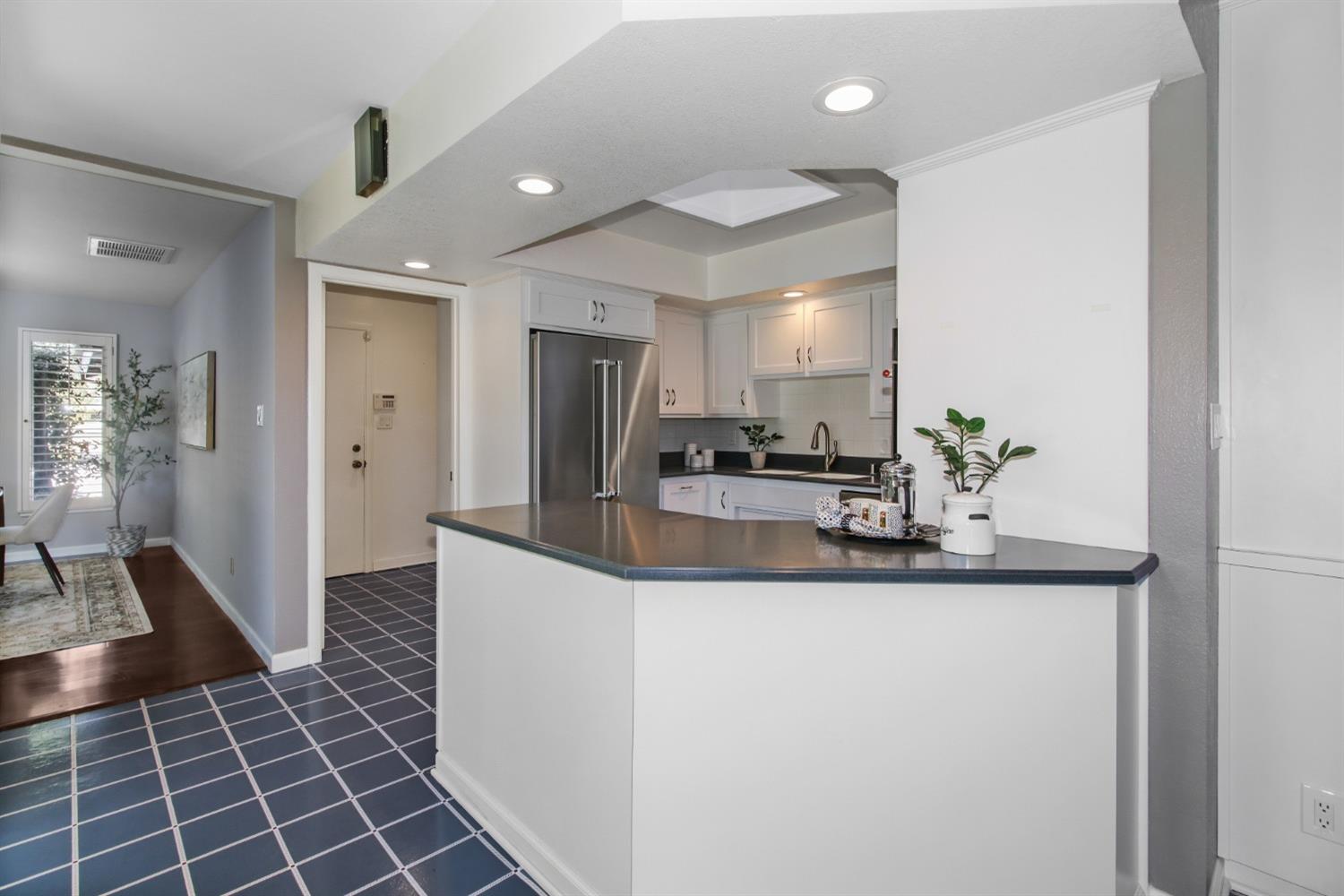 Detail Gallery Image 20 of 55 For 63 Lakeshore Cir, Sacramento,  CA 95831 - 3 Beds | 2/1 Baths