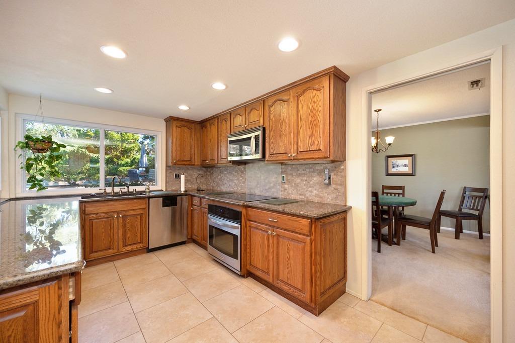 Detail Gallery Image 12 of 49 For 9369 Blue Oak Dr, Orangevale,  CA 95662 - 4 Beds | 2/1 Baths