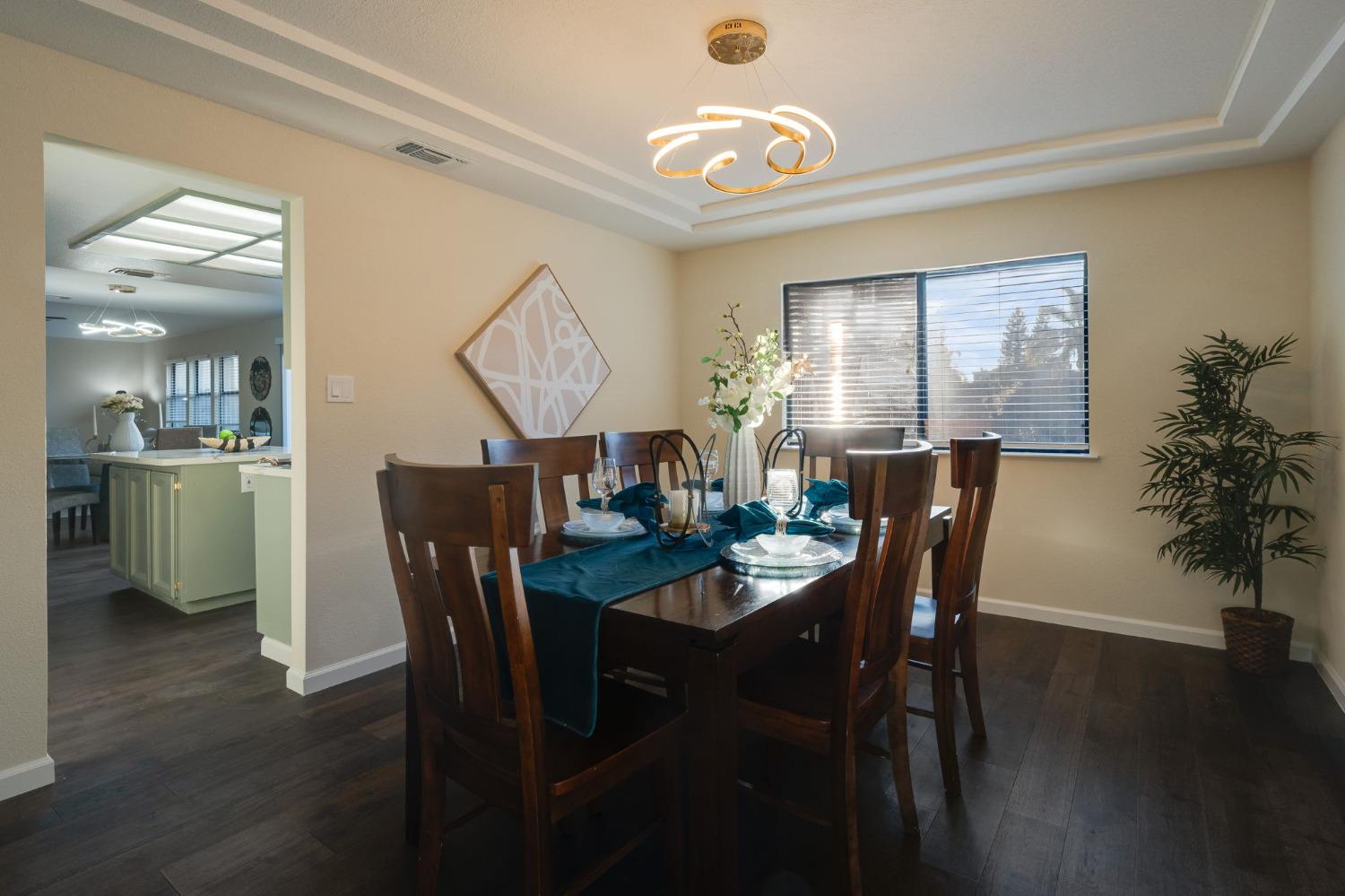 Detail Gallery Image 12 of 52 For 5539 Danjac Cir, Sacramento,  CA 95822 - 5 Beds | 2/1 Baths