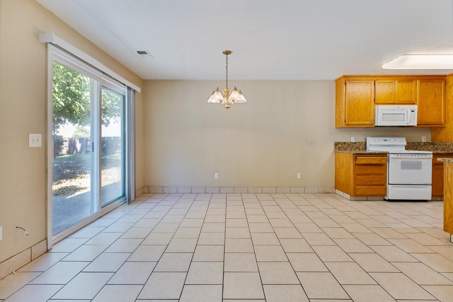 Detail Gallery Image 8 of 36 For 1837 Dove Ct, Lodi,  CA 95240 - 3 Beds | 2 Baths