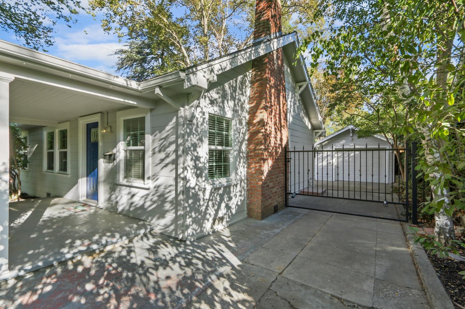 Detail Gallery Image 5 of 41 For 4327 T St, Sacramento,  CA 95819 - 2 Beds | 1 Baths