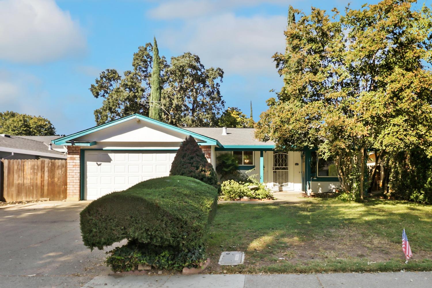 Detail Gallery Image 1 of 1 For 8617 Glenroy Way, Sacramento,  CA 95826 - 3 Beds | 2 Baths