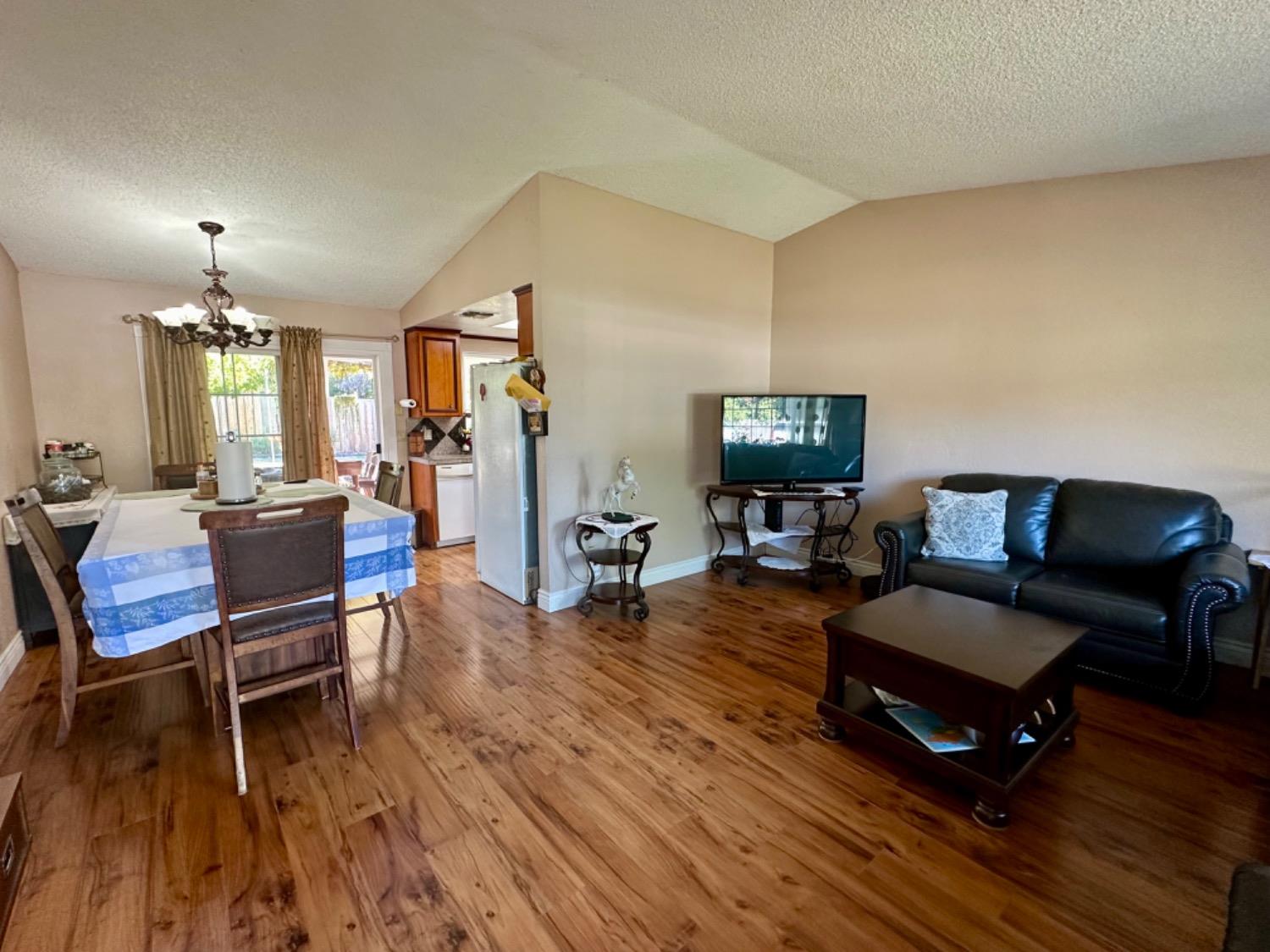 Detail Gallery Image 8 of 21 For 5040 Earlcort Cir, Sacramento,  CA 95842 - 3 Beds | 1 Baths