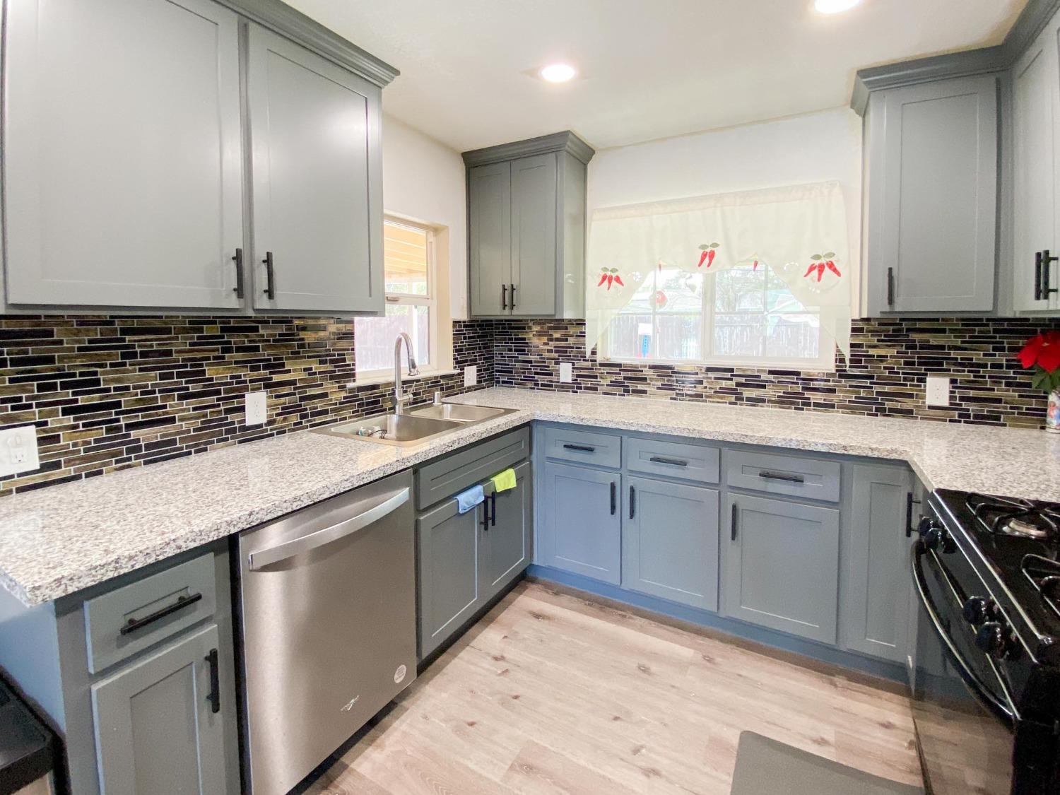 Detail Gallery Image 9 of 22 For 4724 a Pkwy, Sacramento,  CA 95823 - 3 Beds | 2 Baths