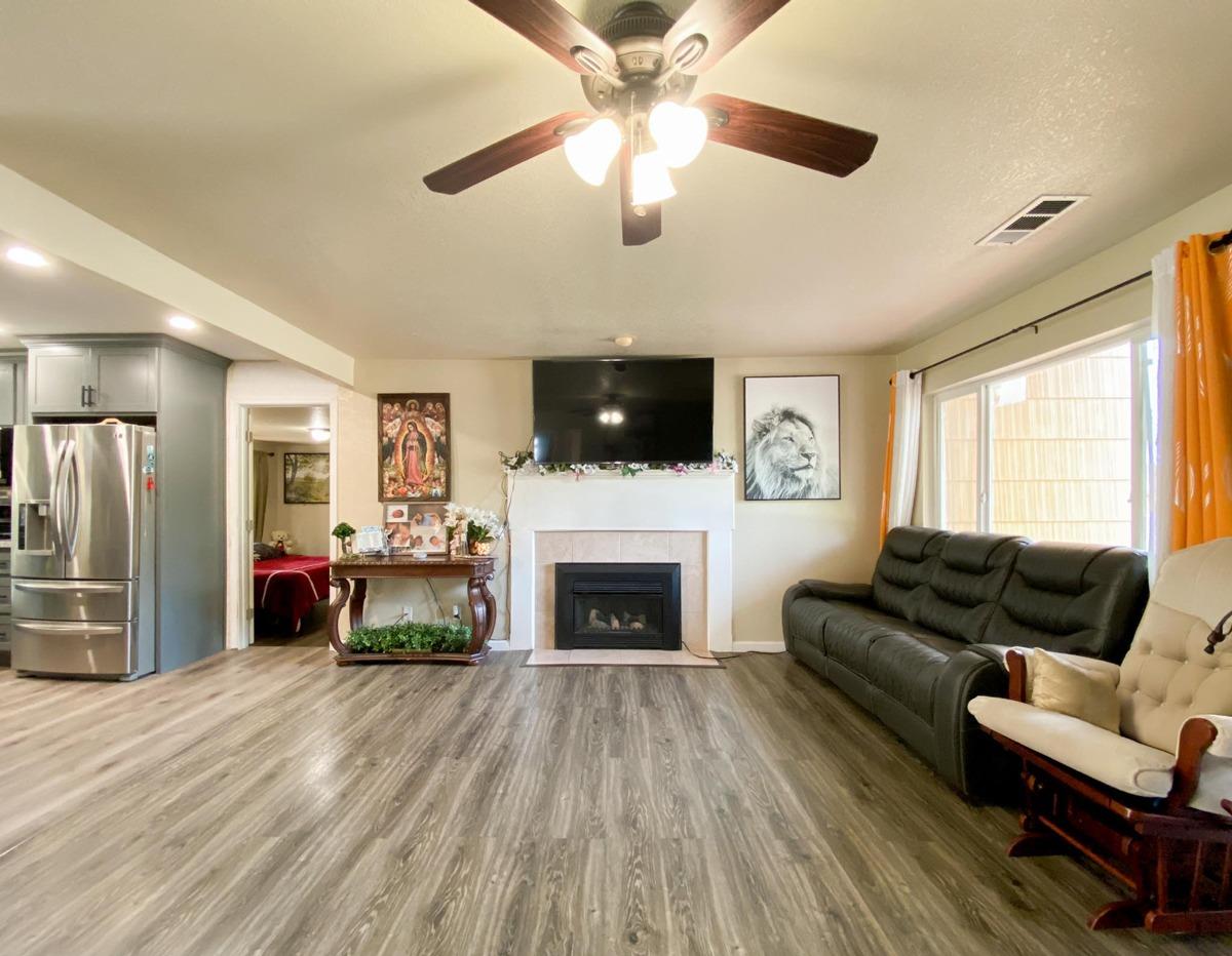 Detail Gallery Image 7 of 22 For 4724 a Pkwy, Sacramento,  CA 95823 - 3 Beds | 2 Baths