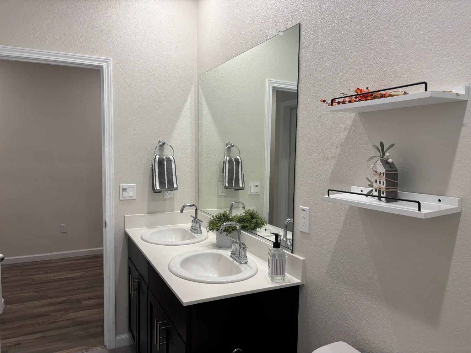 Detail Gallery Image 4 of 28 For 2132 Sierra Pines Pl, Plumas Lake,  CA 95961 - 4 Beds | 2 Baths