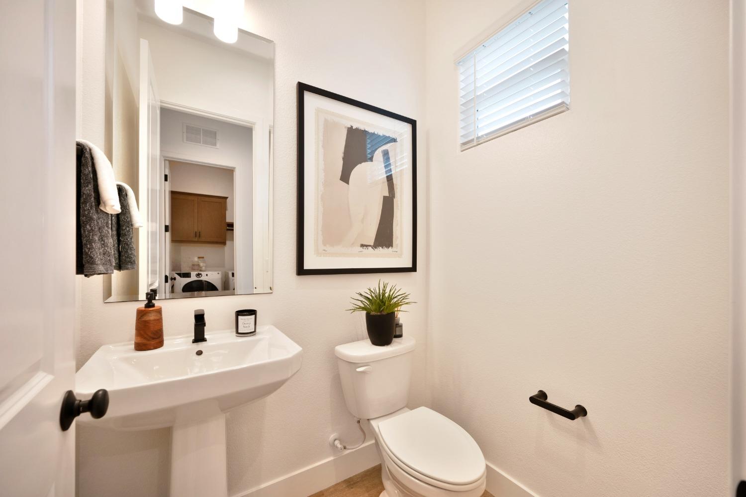 Detail Gallery Image 16 of 50 For 3210 Crocker Dr, Sacramento,  CA 95818 - 3 Beds | 2/1 Baths