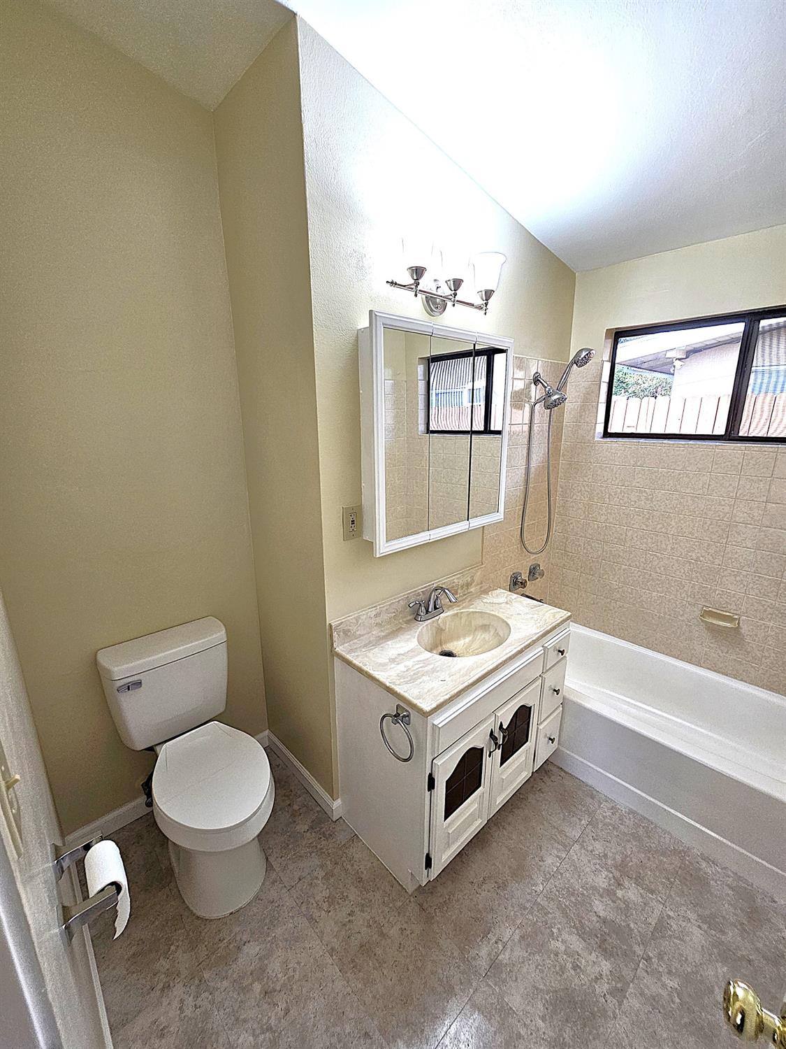 Detail Gallery Image 20 of 38 For 3621 Floral Dr, Sacramento,  CA 95660 - 3 Beds | 2 Baths