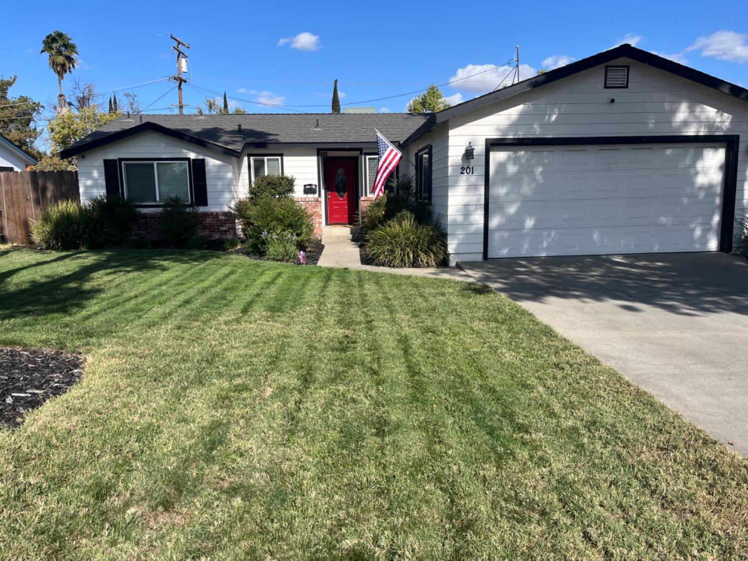 Detail Gallery Image 1 of 22 For 201 Ribier Ave, Modesto,  CA 95350 - 3 Beds | 2 Baths