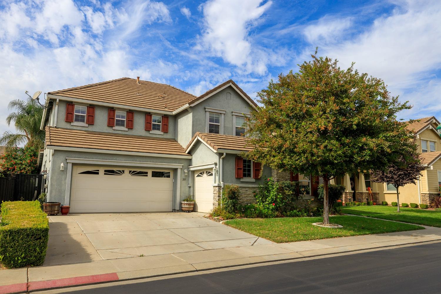 Detail Gallery Image 3 of 30 For 201 Coastal Ln, Waterford,  CA 95386 - 5 Beds | 3/1 Baths