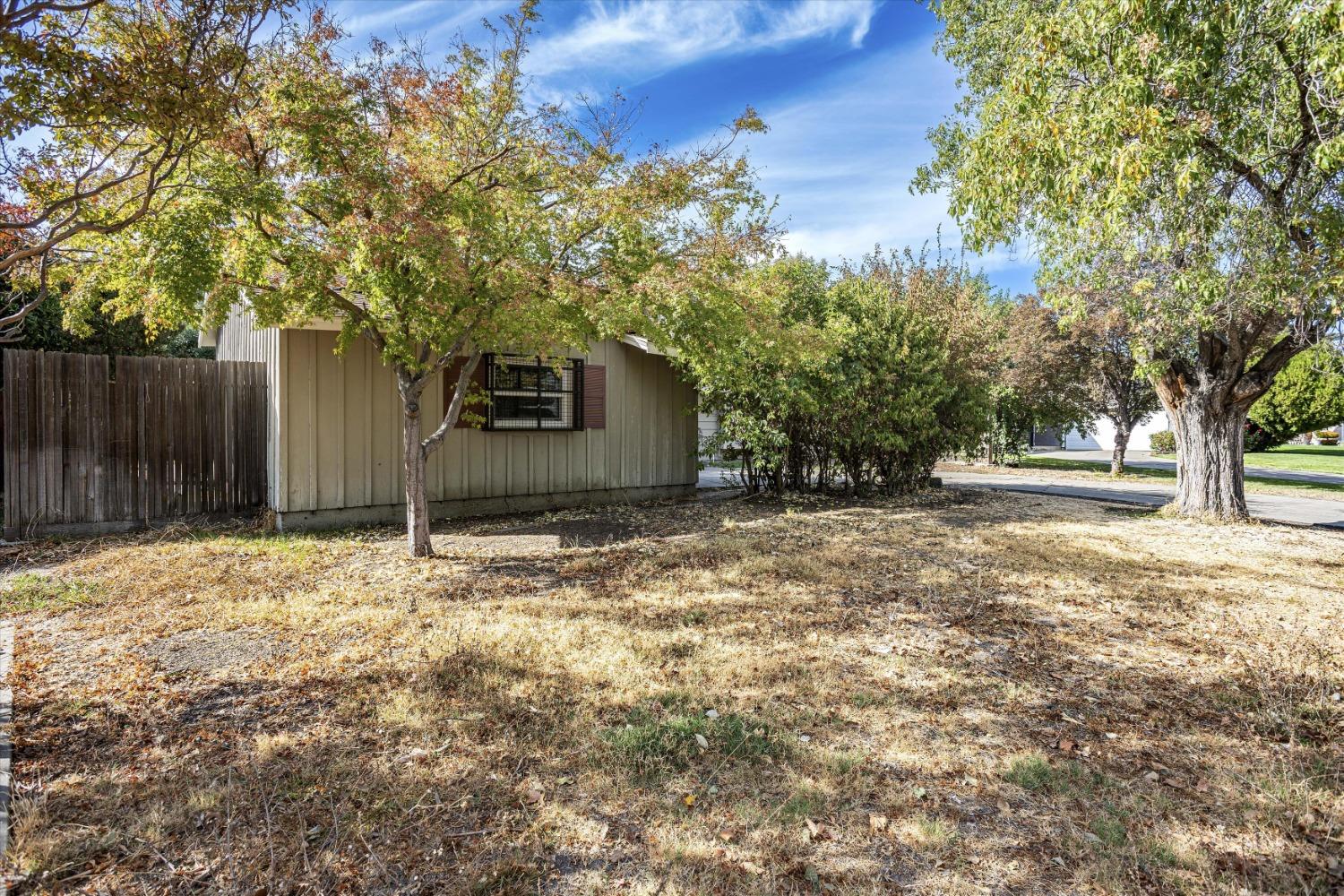 Detail Gallery Image 4 of 35 For 7378 West Pkwy, Sacramento,  CA 95823 - 3 Beds | 2 Baths