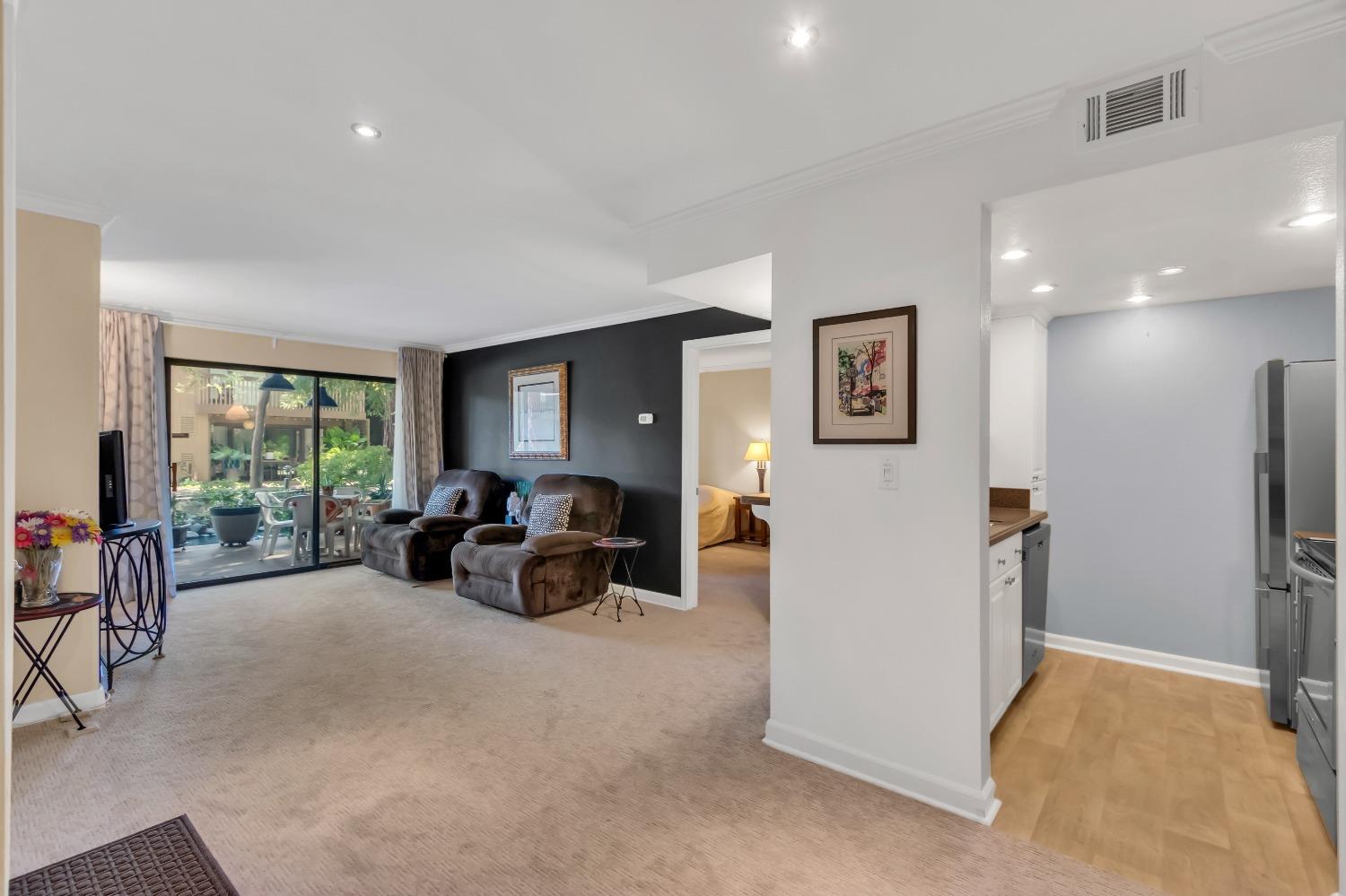 Detail Gallery Image 20 of 39 For 2454 Larkspur Ln #327,  Sacramento,  CA 95825 - 1 Beds | 1 Baths