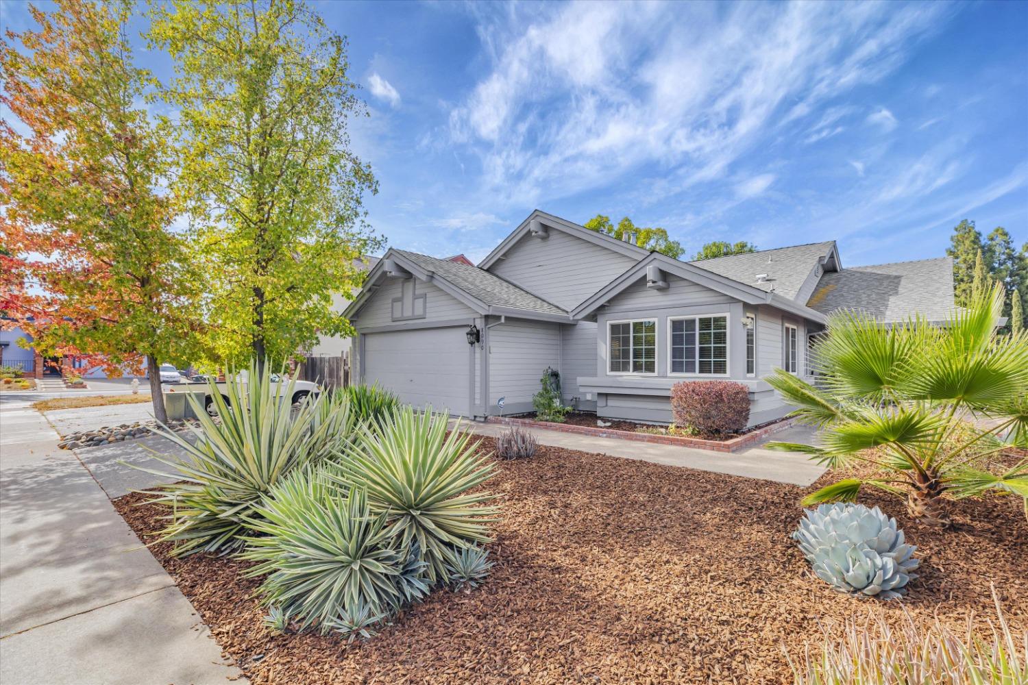 Detail Gallery Image 2 of 39 For 8090 Hawick Way, Sacramento,  CA 95829 - 3 Beds | 2 Baths