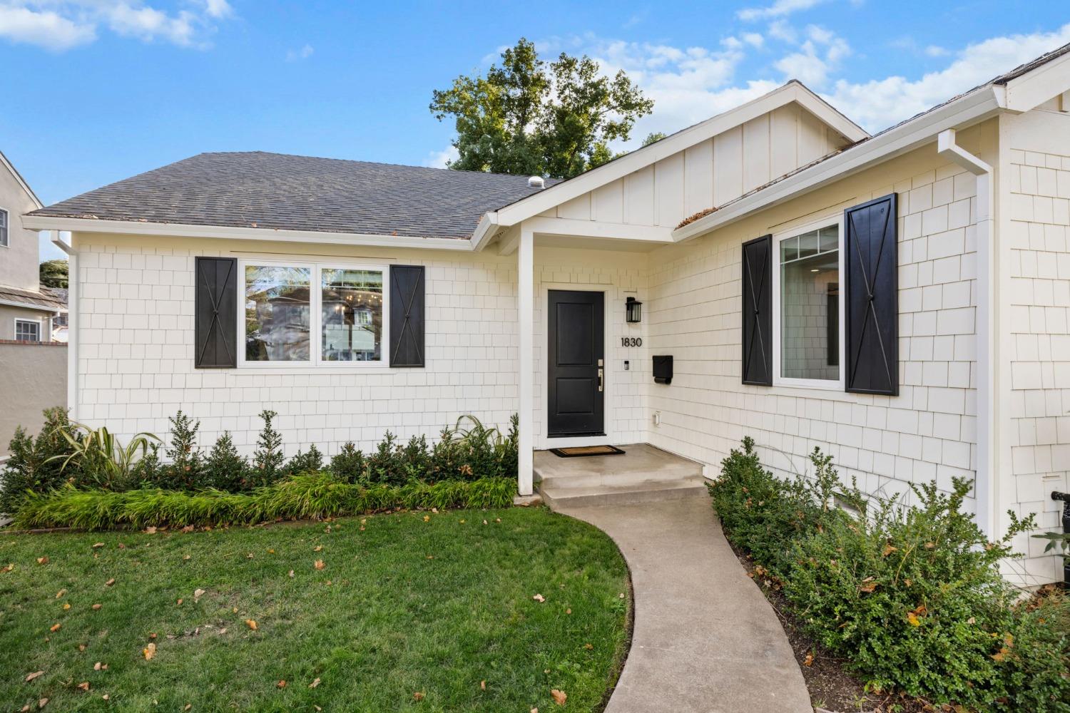 Detail Gallery Image 4 of 72 For 1830 10th Ave, Sacramento,  CA 95818 - 3 Beds | 2 Baths