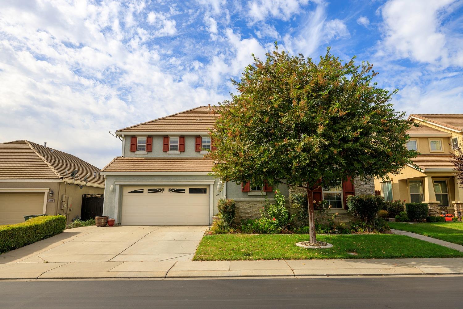 Detail Gallery Image 2 of 30 For 201 Coastal Ln, Waterford,  CA 95386 - 5 Beds | 3/1 Baths