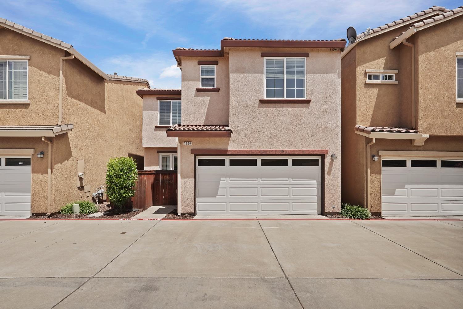 Detail Gallery Image 1 of 61 For 7880 Abramo Walk, Sacramento,  CA 95823 - 3 Beds | 2/1 Baths