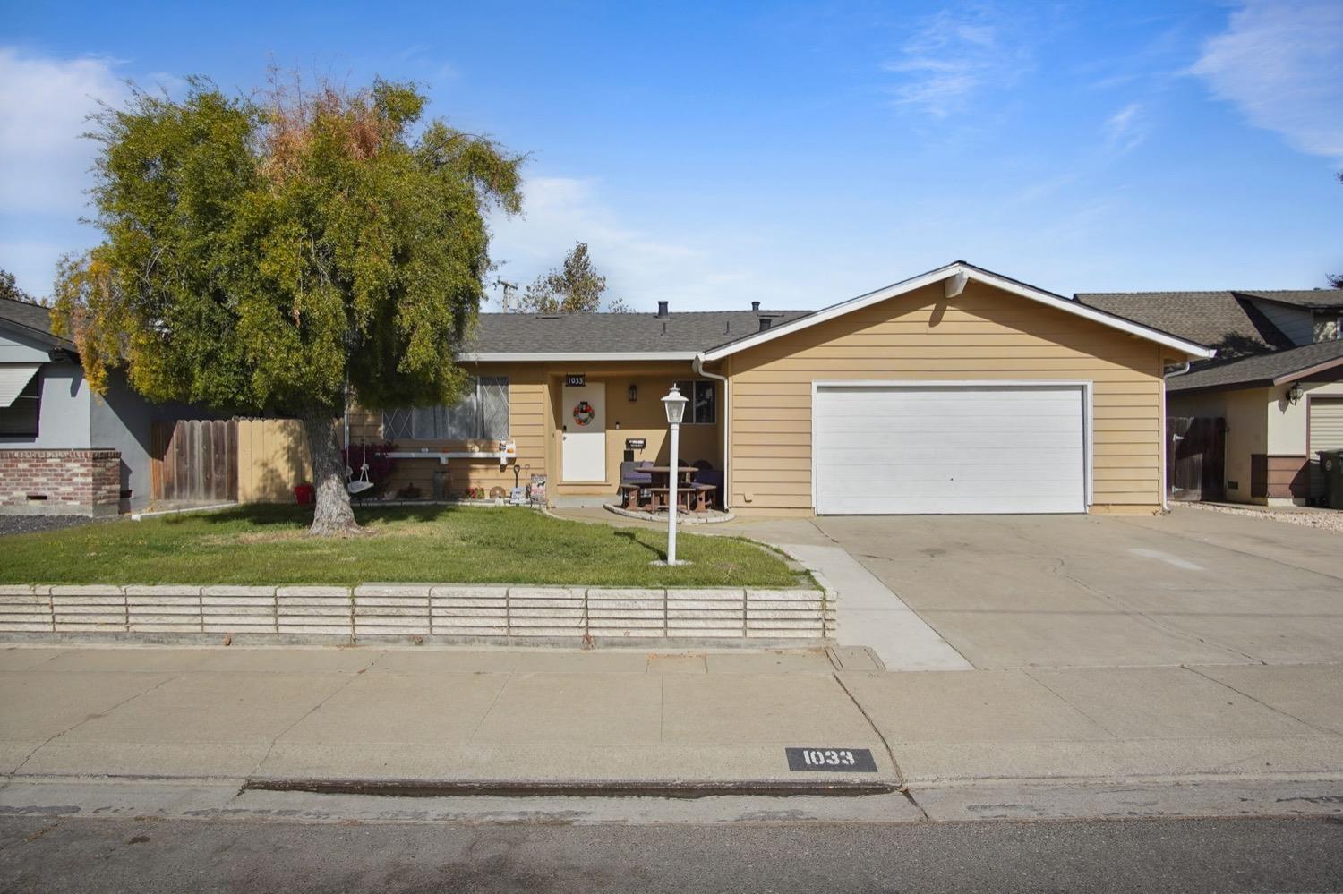 Detail Gallery Image 1 of 31 For 1033 Tenaya Ct, Manteca,  CA 95337 - 4 Beds | 2 Baths