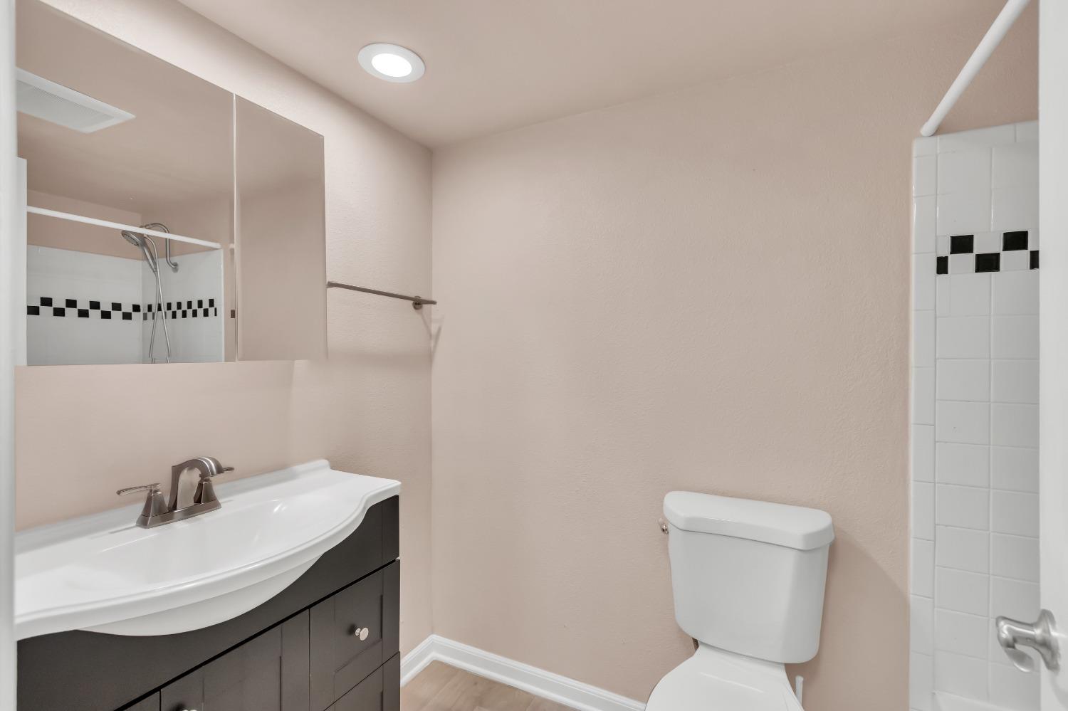 Detail Gallery Image 24 of 39 For 2454 Larkspur Ln #327,  Sacramento,  CA 95825 - 1 Beds | 1 Baths