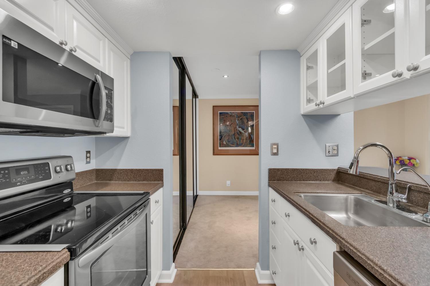 Detail Gallery Image 17 of 39 For 2454 Larkspur Ln #327,  Sacramento,  CA 95825 - 1 Beds | 1 Baths