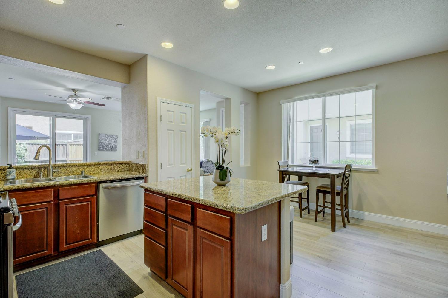 Detail Gallery Image 11 of 32 For 2050 Sierra View Cir #2,  Lincoln,  CA 95648 - 3 Beds | 2/1 Baths