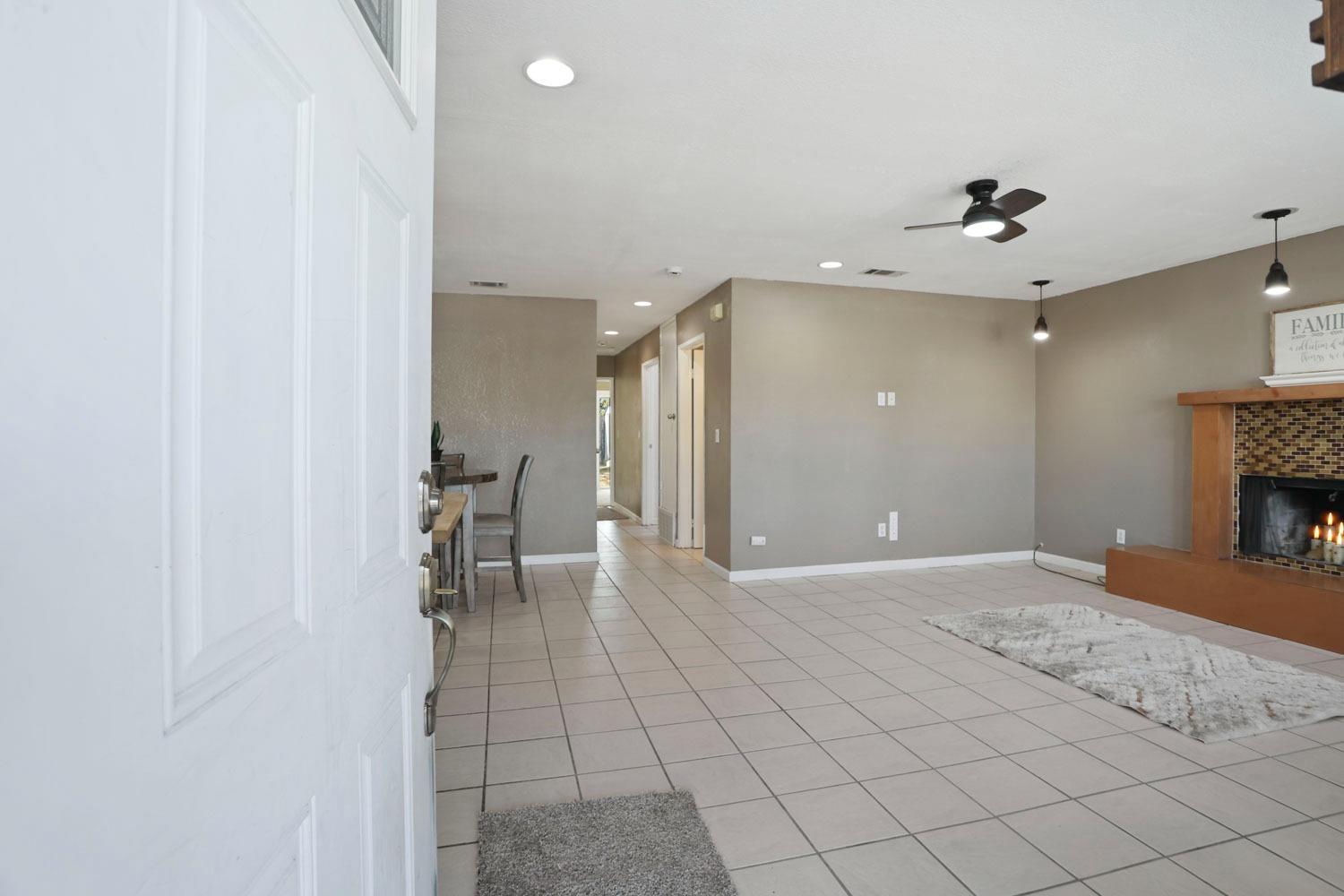 Detail Gallery Image 4 of 31 For 16201 Julie Ln, Lathrop,  CA 95330 - 3 Beds | 2 Baths