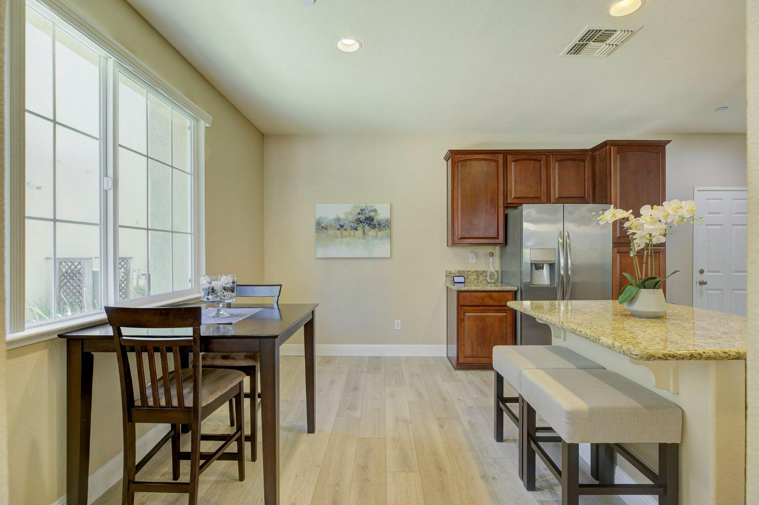 Detail Gallery Image 6 of 32 For 2050 Sierra View Cir #2,  Lincoln,  CA 95648 - 3 Beds | 2/1 Baths