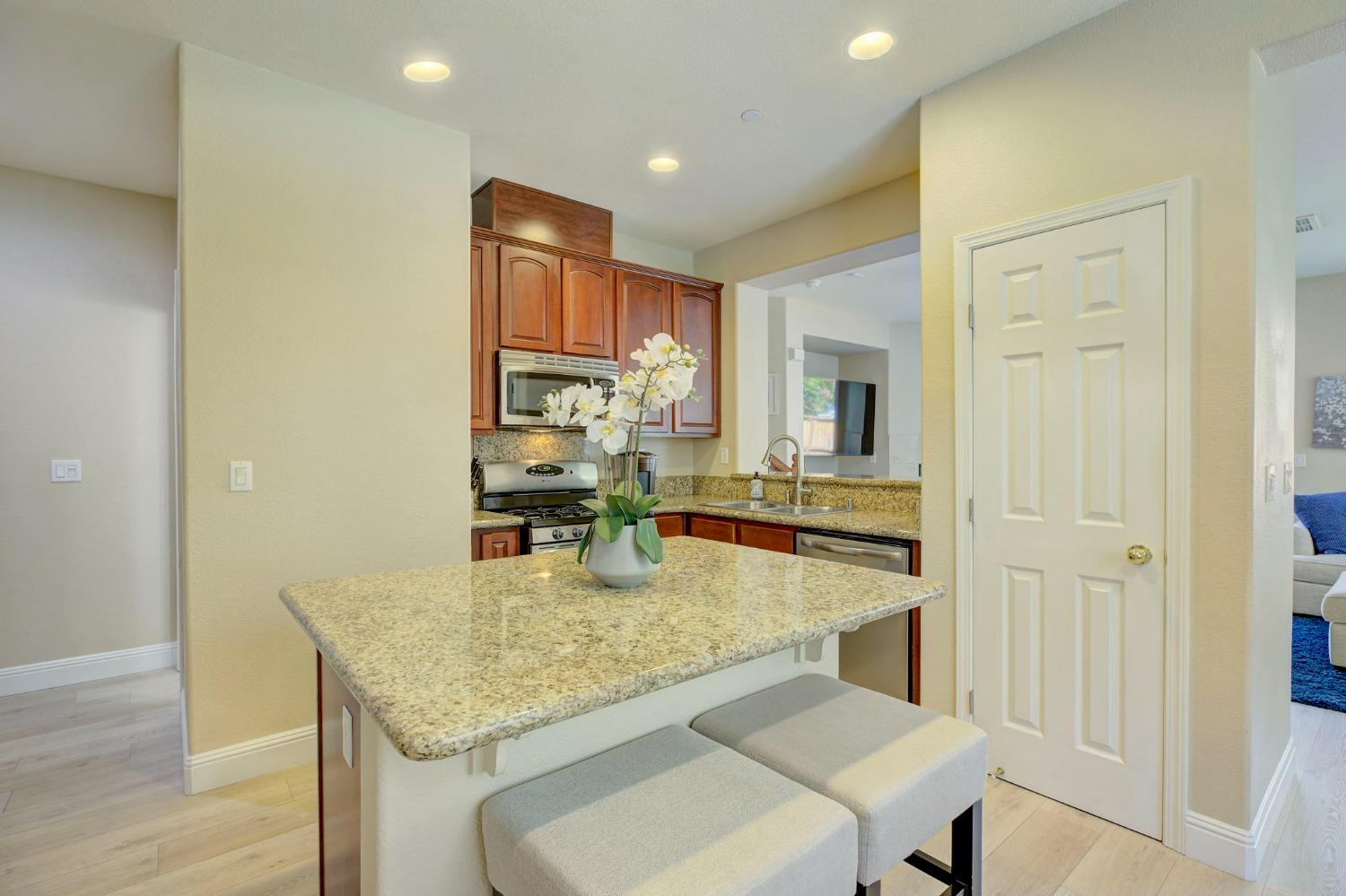 Detail Gallery Image 8 of 32 For 2050 Sierra View Cir #2,  Lincoln,  CA 95648 - 3 Beds | 2/1 Baths