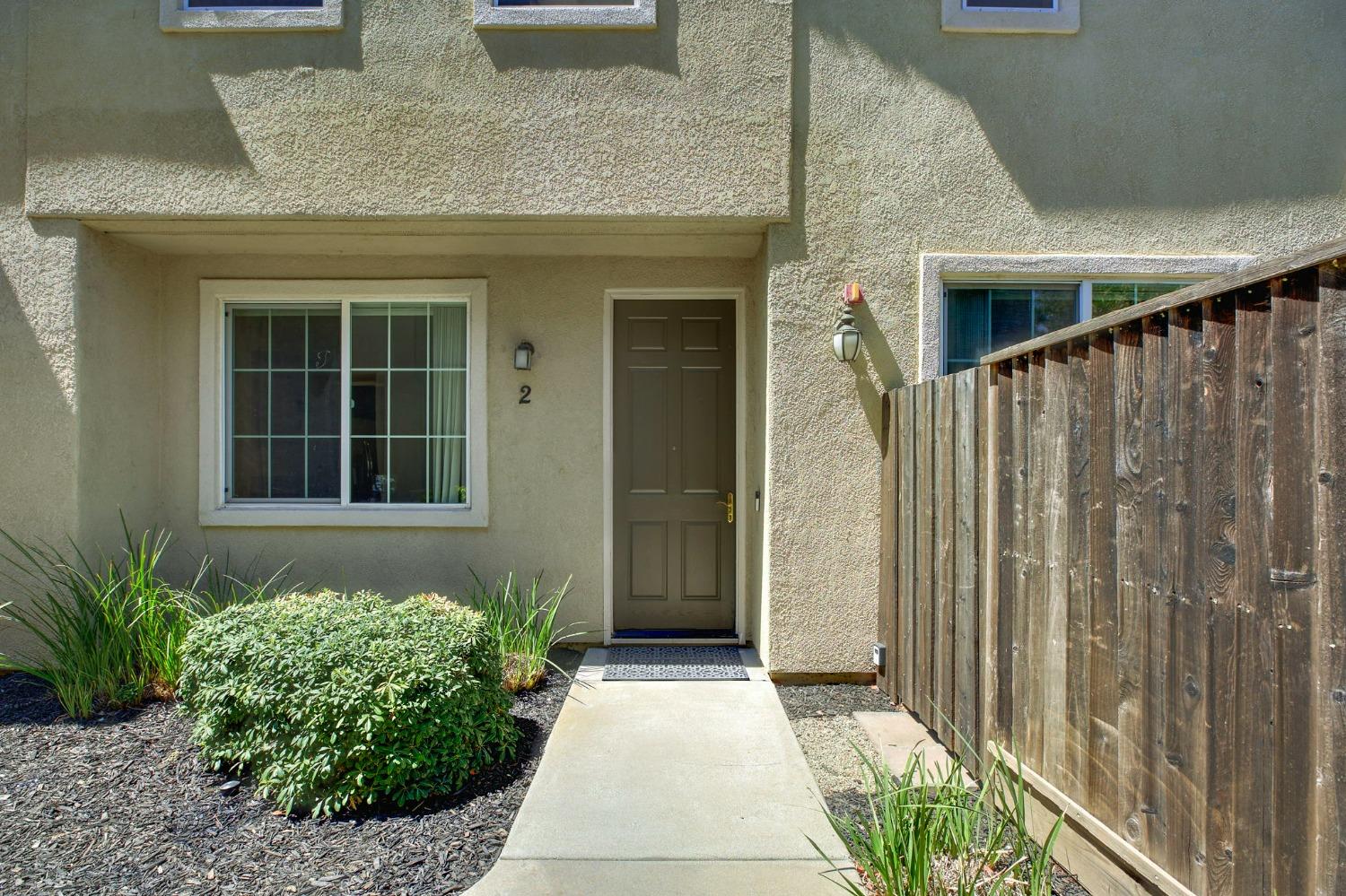 Detail Gallery Image 2 of 32 For 2050 Sierra View Cir #2,  Lincoln,  CA 95648 - 3 Beds | 2/1 Baths