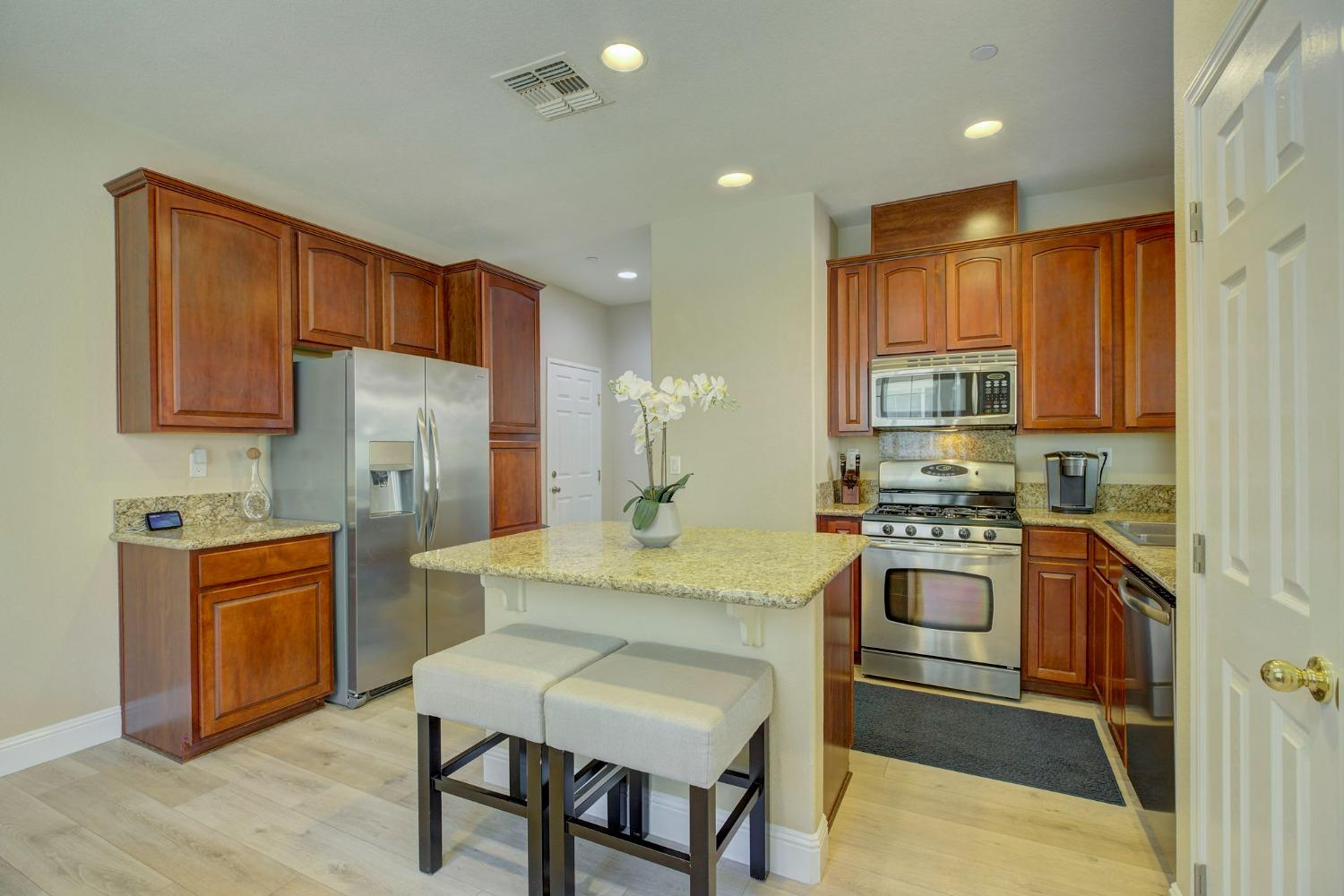 Detail Gallery Image 9 of 32 For 2050 Sierra View Cir #2,  Lincoln,  CA 95648 - 3 Beds | 2/1 Baths