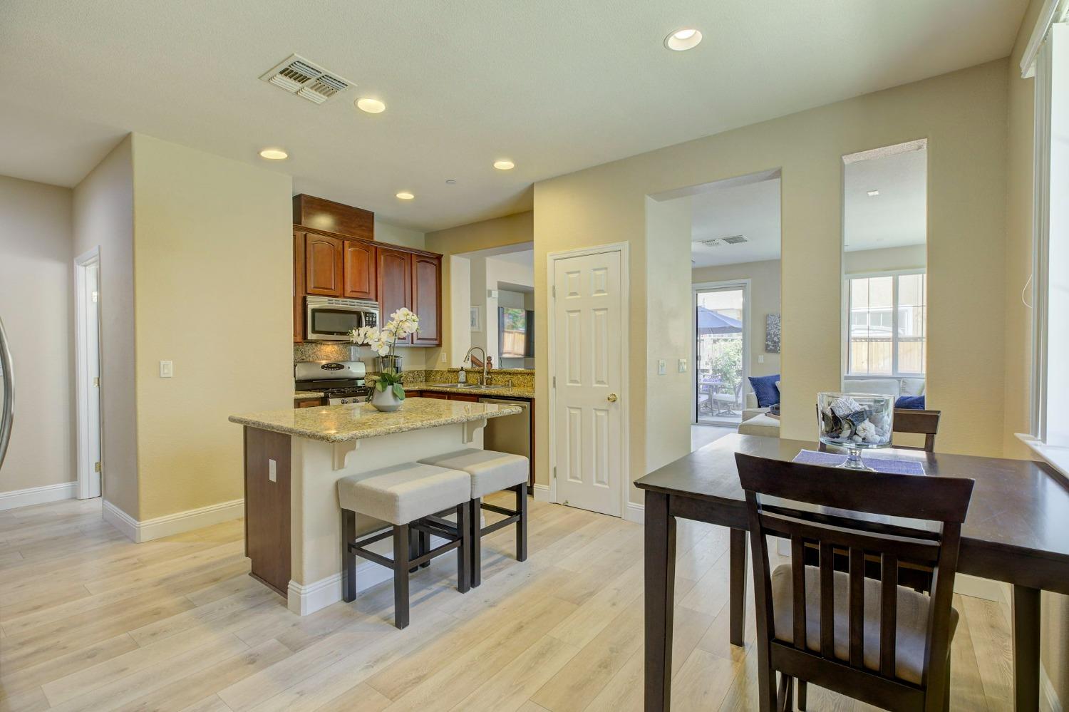 Detail Gallery Image 7 of 32 For 2050 Sierra View Cir #2,  Lincoln,  CA 95648 - 3 Beds | 2/1 Baths