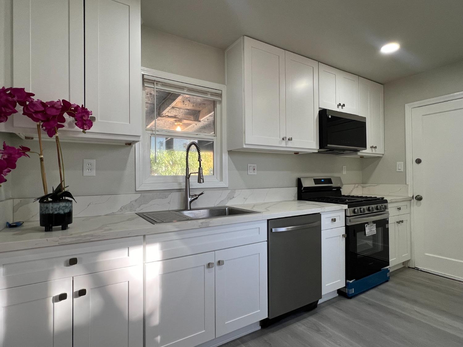 Detail Gallery Image 9 of 31 For 5747 Ortega St, Sacramento,  CA 95824 - 2 Beds | 1 Baths