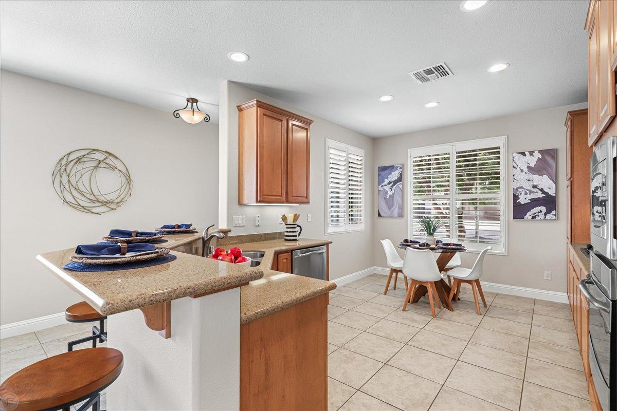 Detail Gallery Image 10 of 75 For 2384 Shadow Berry Dr, Manteca,  CA 95336 - 2 Beds | 2 Baths