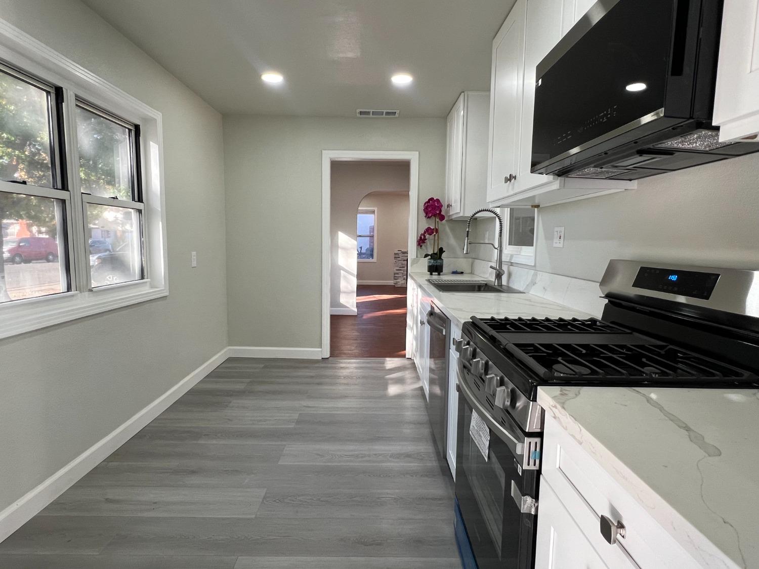 Detail Gallery Image 14 of 31 For 5747 Ortega St, Sacramento,  CA 95824 - 2 Beds | 1 Baths