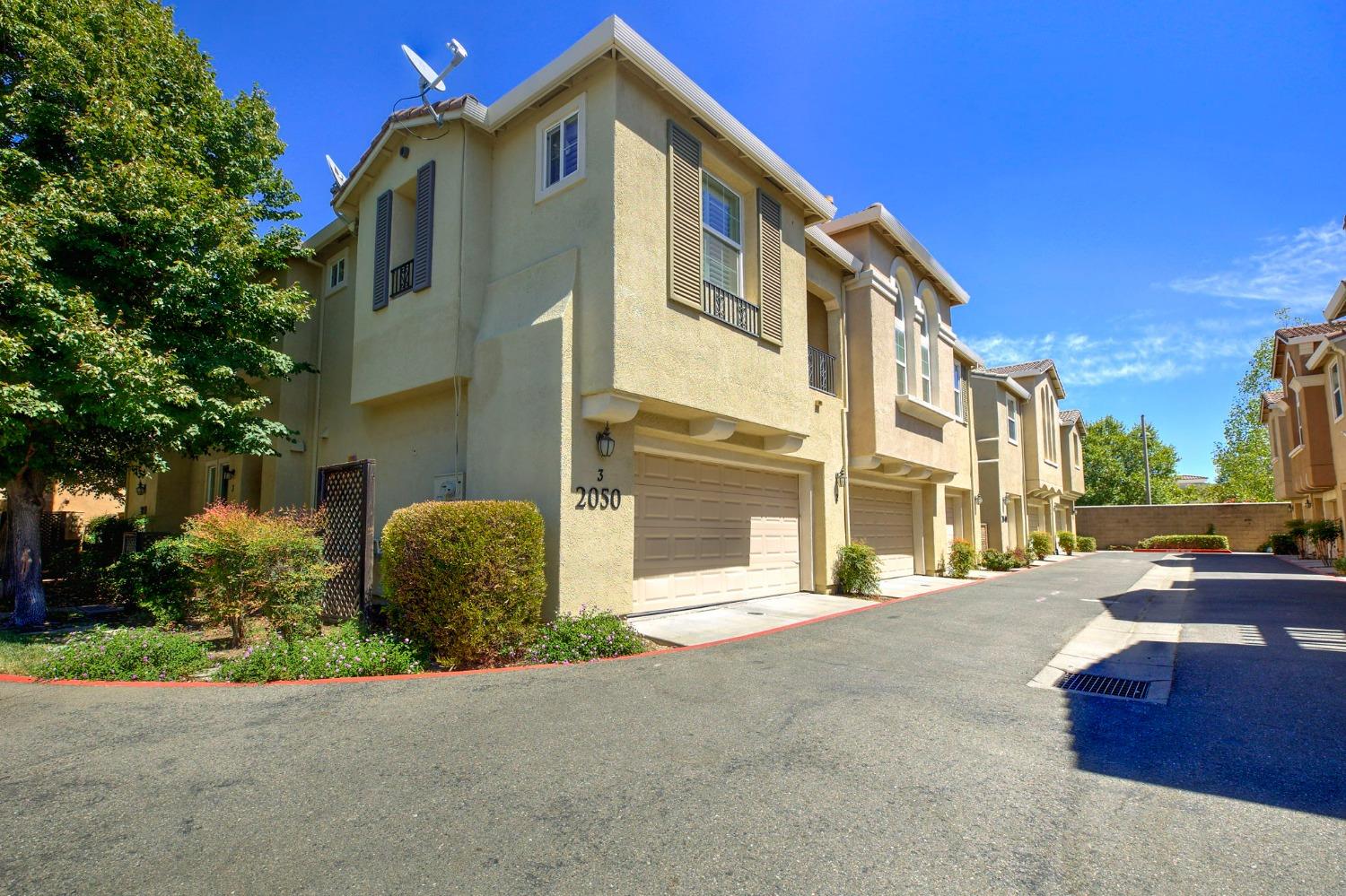 Detail Gallery Image 1 of 32 For 2050 Sierra View Cir #2,  Lincoln,  CA 95648 - 3 Beds | 2/1 Baths