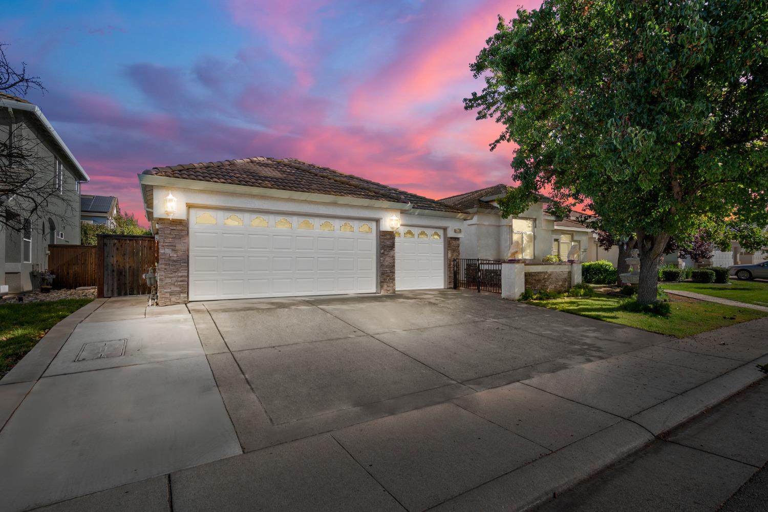 Detail Gallery Image 1 of 45 For 9473 Heathman Way, Elk Grove,  CA 95624 - 5 Beds | 2 Baths