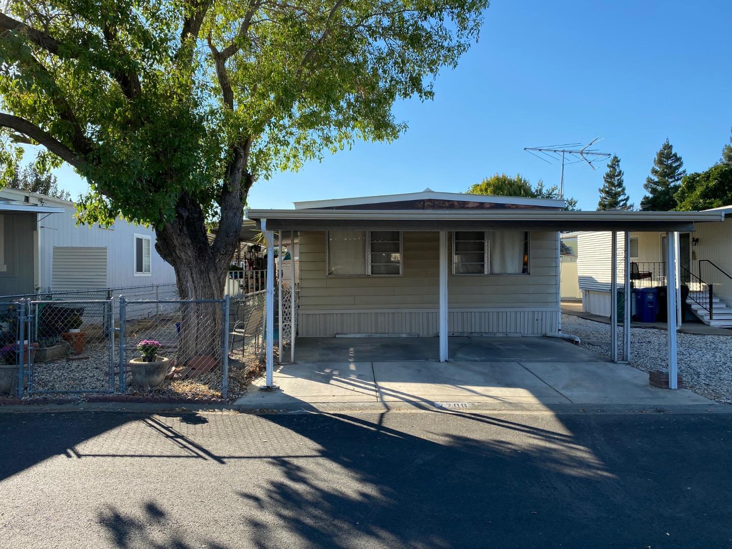 Detail Gallery Image 2 of 36 For 7706 La Reina Way, Sacramento,  CA 95828 - 2 Beds | 2 Baths