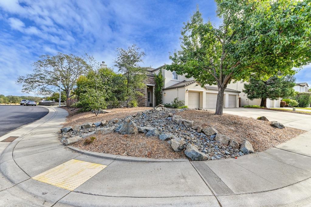 Detail Gallery Image 1 of 53 For 8440 Briggs Dr, Roseville,  CA 95747 - 6 Beds | 4/1 Baths