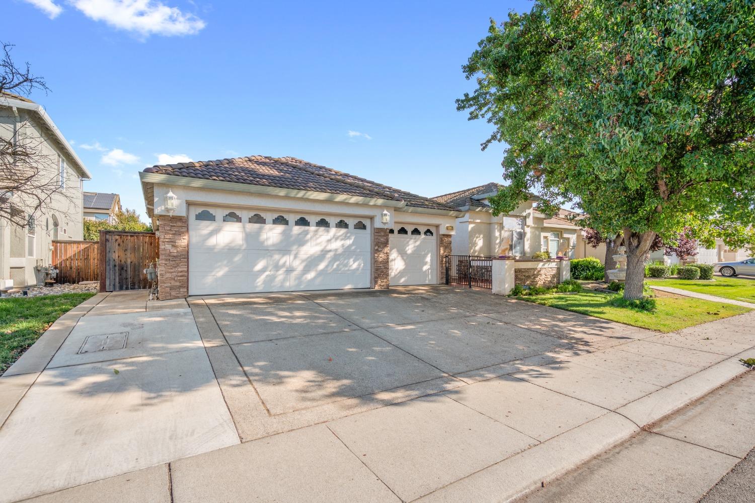 Detail Gallery Image 5 of 45 For 9473 Heathman Way, Elk Grove,  CA 95624 - 5 Beds | 2 Baths