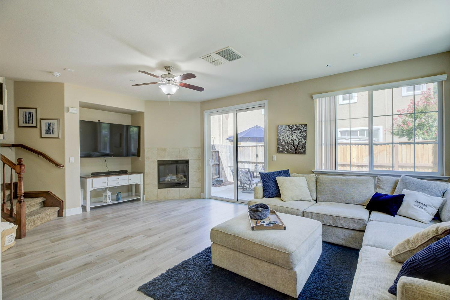 Detail Gallery Image 3 of 32 For 2050 Sierra View Cir #2,  Lincoln,  CA 95648 - 3 Beds | 2/1 Baths