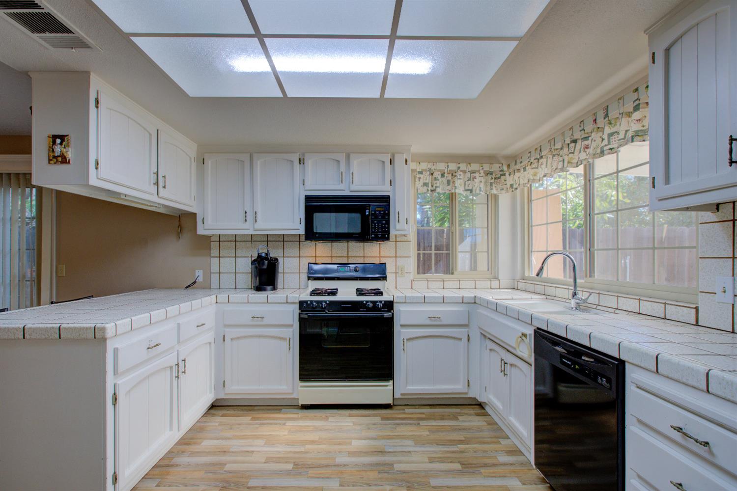 Detail Gallery Image 3 of 56 For 96 W Donna Dr, Merced,  CA 95348 - 3 Beds | 2 Baths