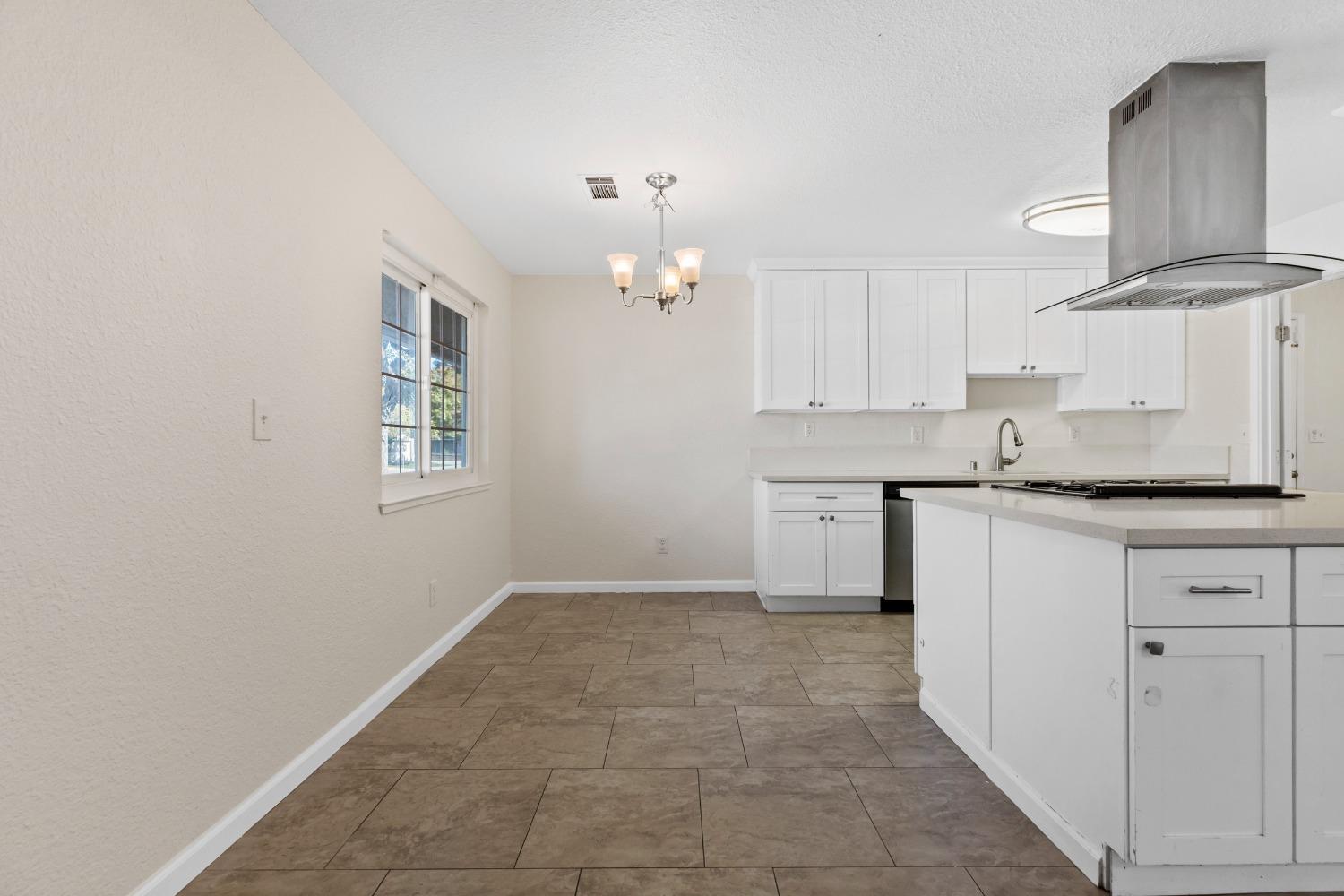 Detail Gallery Image 9 of 29 For 1704 Tulane Dr, Modesto,  CA 95355 - 4 Beds | 2 Baths